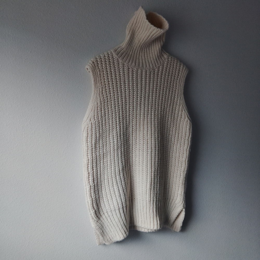 H&M Cream Sleeveless Turtleneck Sweater - Picture 2 of 4